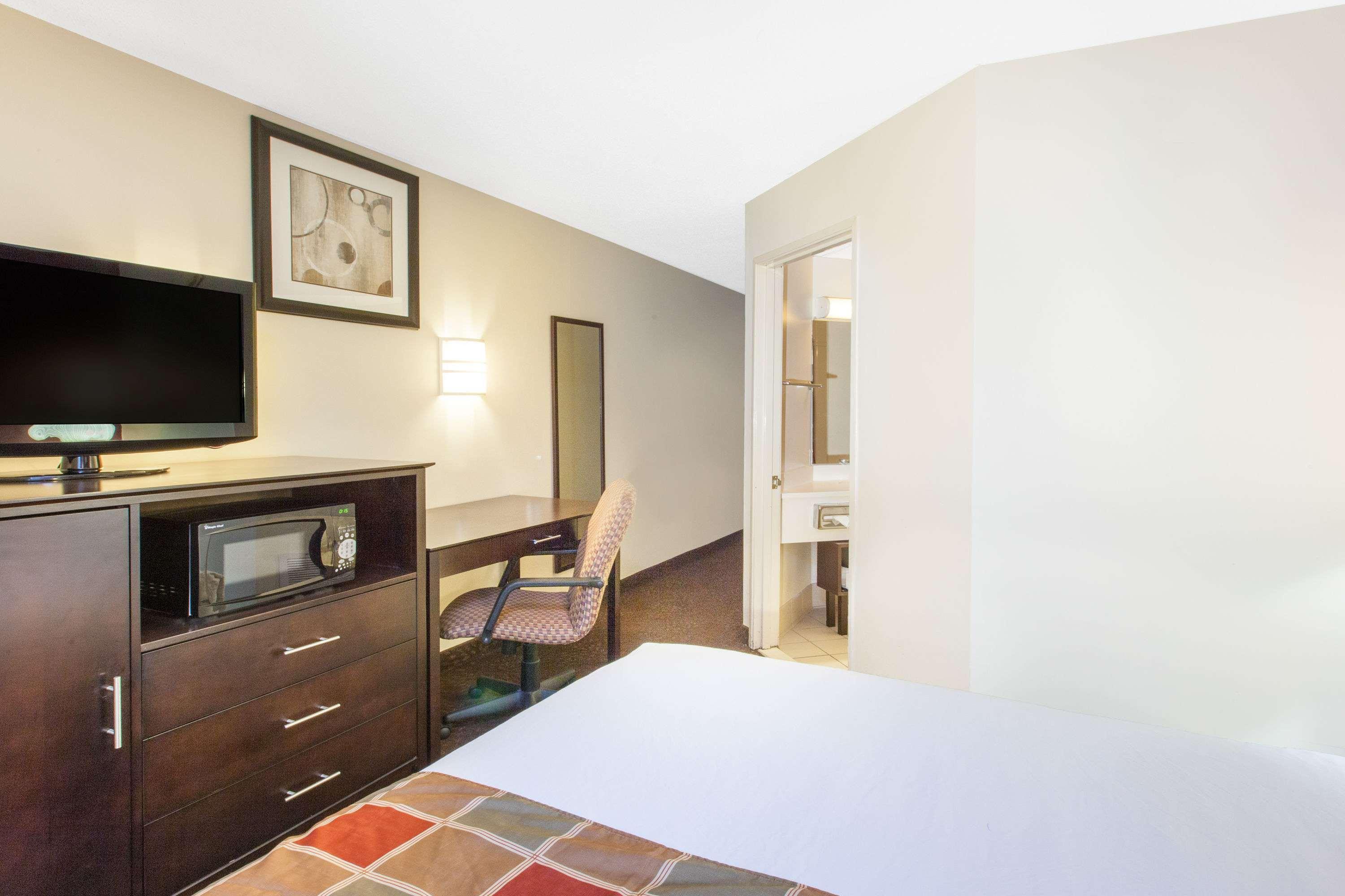 Travelodge By Wyndham Romulus Detroit Airport Экстерьер фото