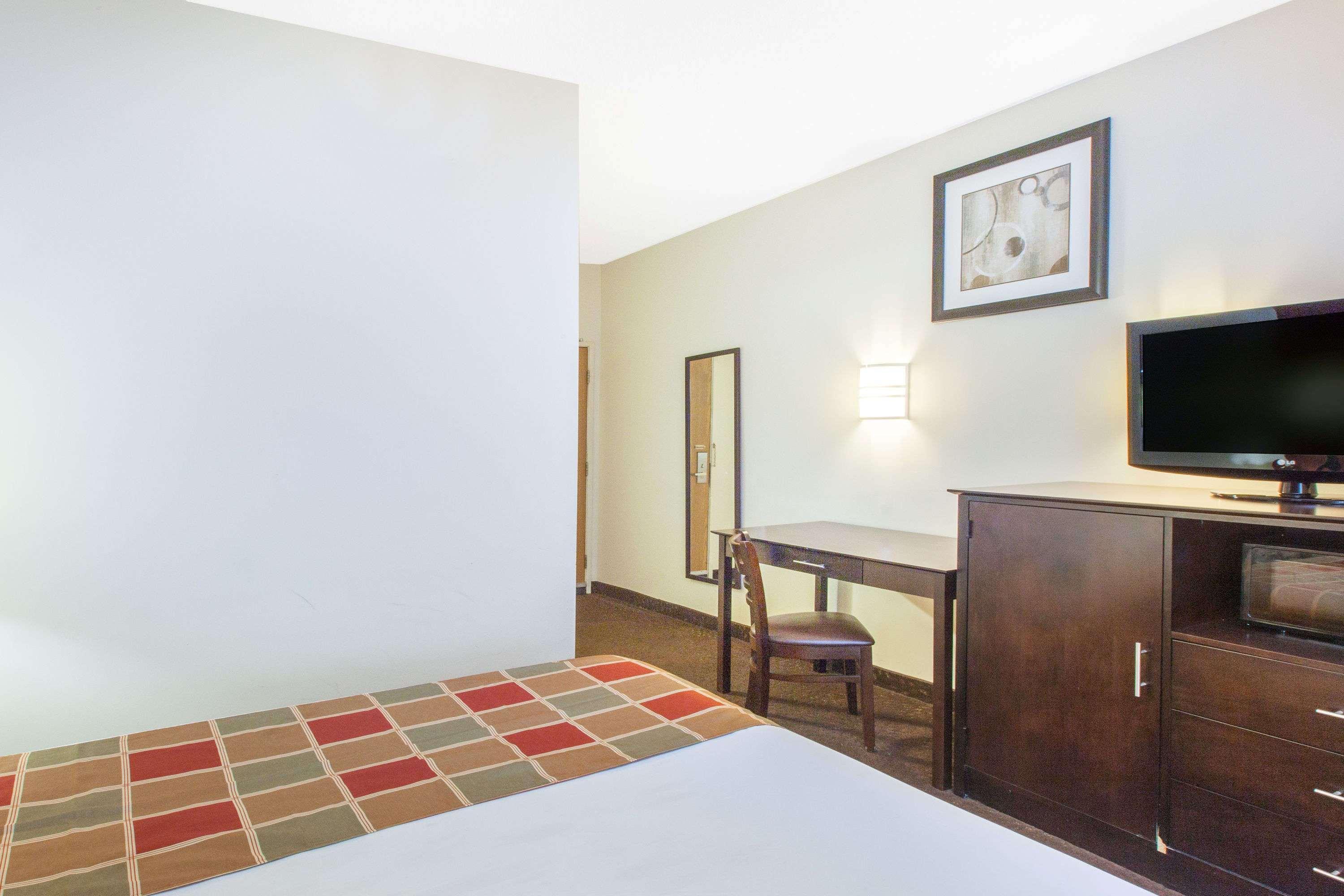 Travelodge By Wyndham Romulus Detroit Airport Экстерьер фото