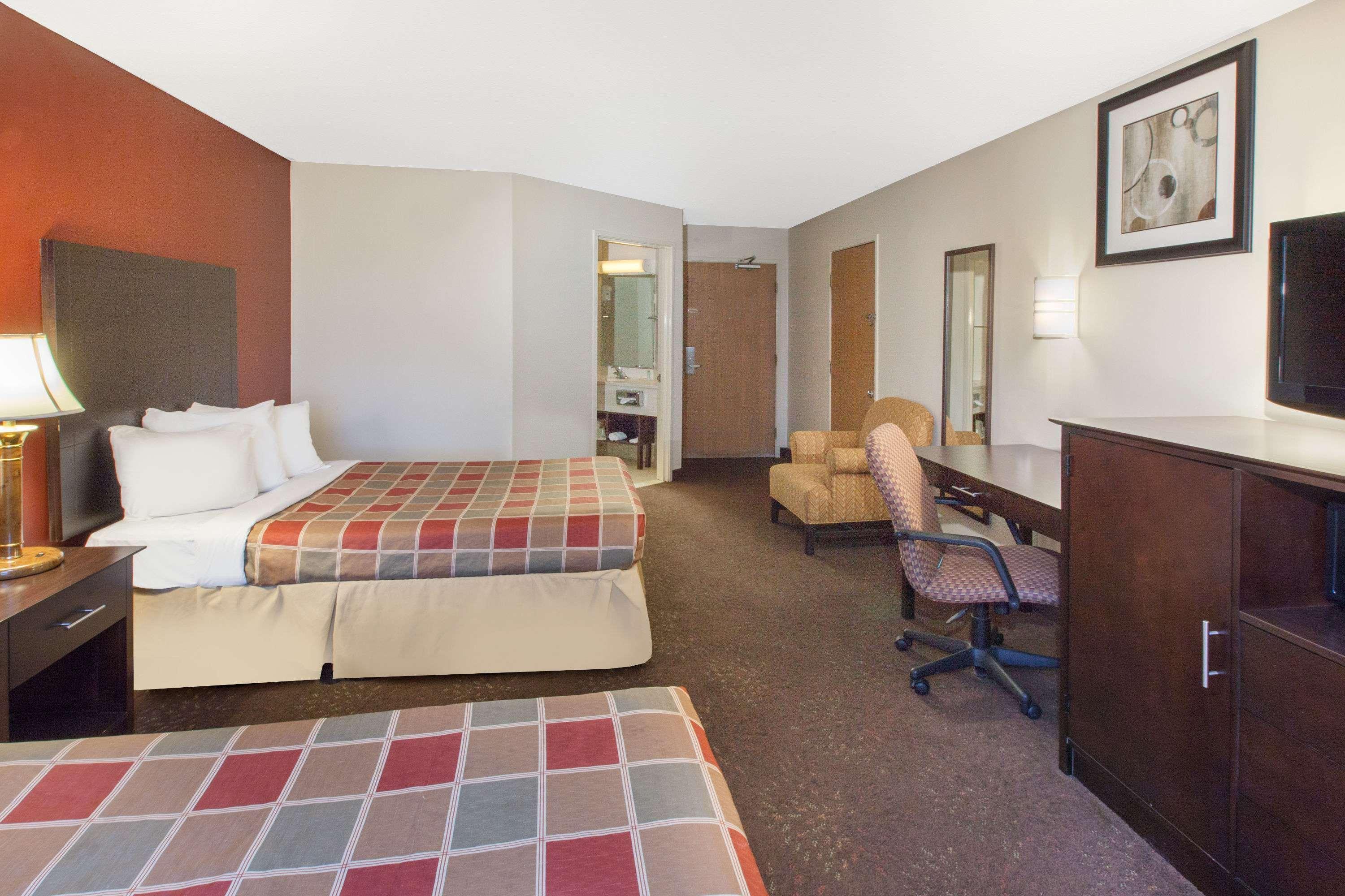 Travelodge By Wyndham Romulus Detroit Airport Экстерьер фото
