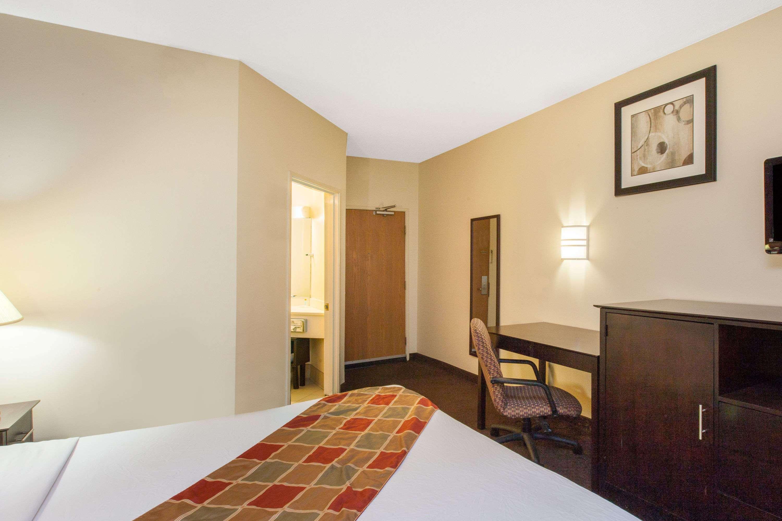 Travelodge By Wyndham Romulus Detroit Airport Экстерьер фото